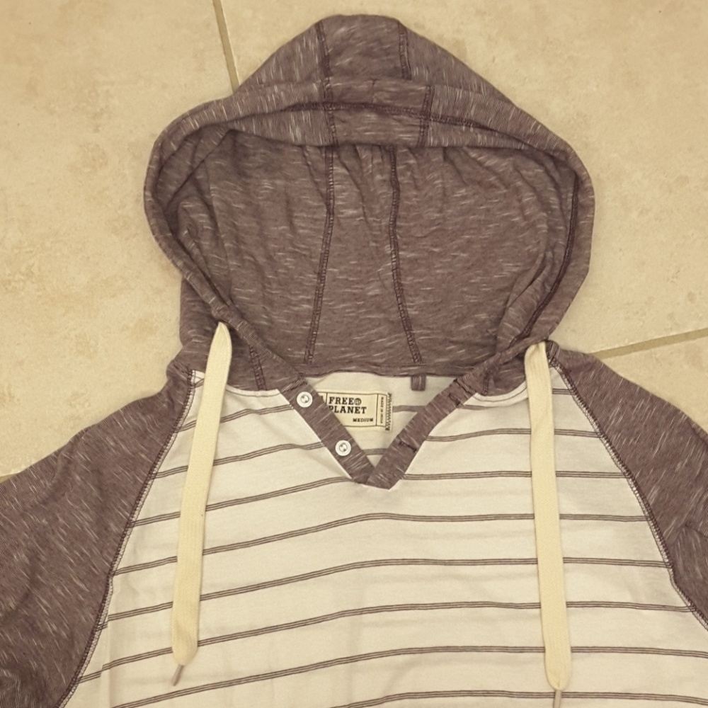 Long sleeved hooded shirt Size Medium - Picture 2 of 4